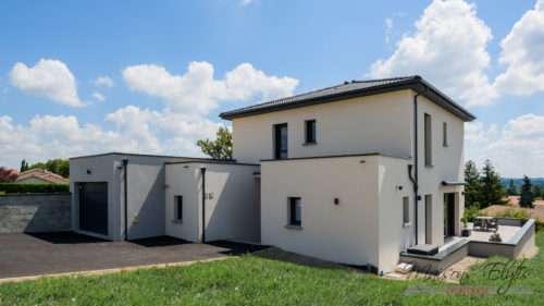 Construction d'une Maison contemporaine avec toit accessible, grands balcons et baies vitrées