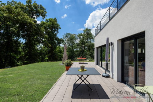 Construction d'une Maison contemporaine. Ouest de Lyon. Grandes baies vitrées. Toits plats design
