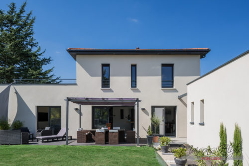 Construction d'une Villa contemporaine en L. Ouest Lyonnais. Toiture végétalisée. 4 pans