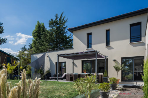 Construction d'une Villa contemporaine en L. Ouest Lyonnais. Toiture végétalisée. 4 pans