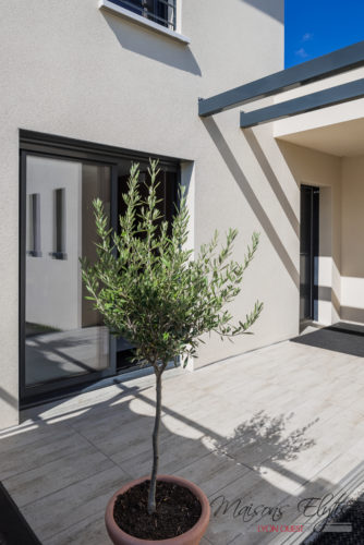 Construction d'une Villa contemporaine en L. Ouest Lyonnais. Toiture végétalisée. 4 pans