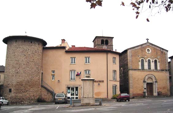 Brindas, place de Verdun et tour du village